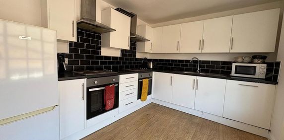 1 bedroom in a house share to rent - Photo 2