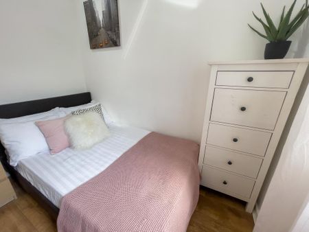 4 bedroom terraced house to rent - Photo 4