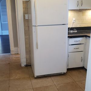 Spacious Bright 2 Bedroom Apt - Photo 2