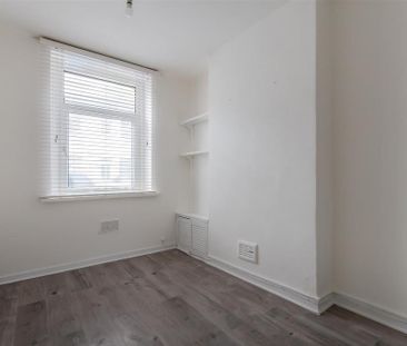 2 bedroom end of terrace house to rent - Photo 2