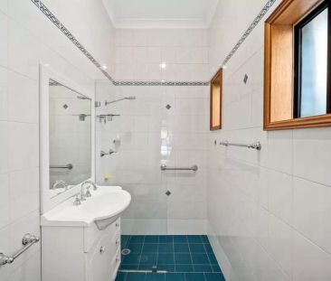 Charming two-bedroom home with potential third bed or office - Photo 4