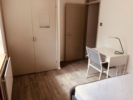 1 bedroom in a flat share to rent - Photo 2