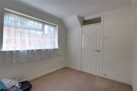 Lea Springs, Fleet, Hampshire, GU51 - Photo 2