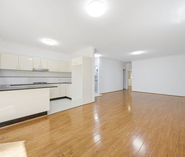 Spacious Two-Bedroom Apartment - Photo 4