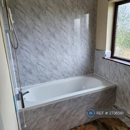 3 bedroom semi-detached house to rent - Photo 3