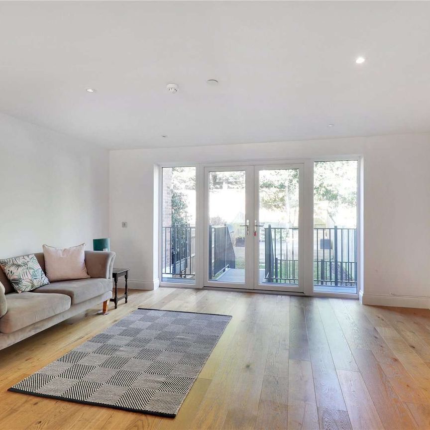 An attractive and modern five bedroom townhouse in this private no through road on the west side of Tunbridge Wells ideally placed for schools and the amenities of the town. - Photo 1