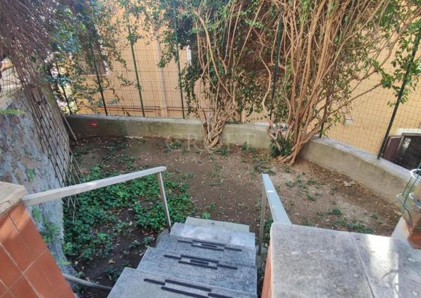 Monteverde Vecchio-Terrace: Furnished 2 Bedroom, 2 Bath, spacious kitchen, living, large private terrace and garden. Bright, silent, near shops, services and transport, located on a quite street in a well kept building. Possible parking. Ref 2375