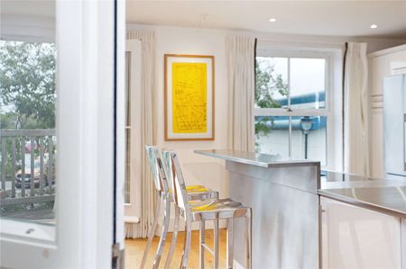 An opulent town house with stunning views of The River Hamble. - Photo 2