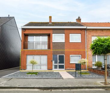 Gelijkvloers appartement met 2 slpks en 2 garages in centrum Eernegem - Foto 1