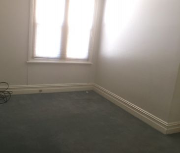 For Rent - One Bedroom Semi House with Parking - Photo 3
