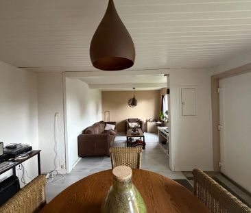 Charmante halfopen woning met garage, 2 slaapkamers en grote tuin - Photo 2