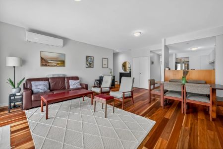 Stylish Top-Floor Apartment – Prime Location! - Photo 4