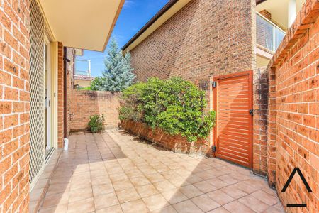 Stunning Three-bedroom townhouse - Photo 3