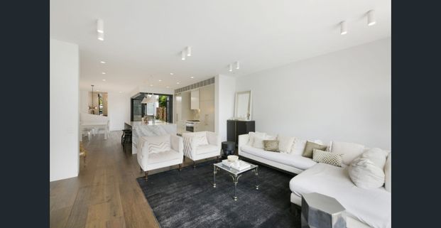 Modern masterpiece in ultra desirable location - Photo 1