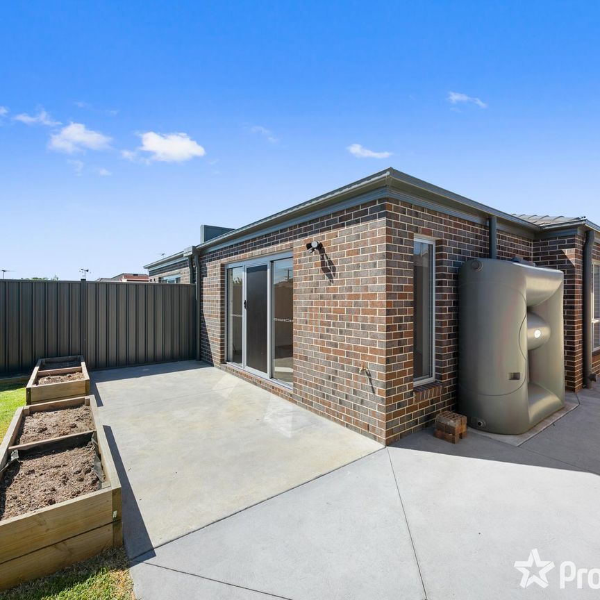 32B Bayliss Road, Deer Park VIC 3023 - Photo 1