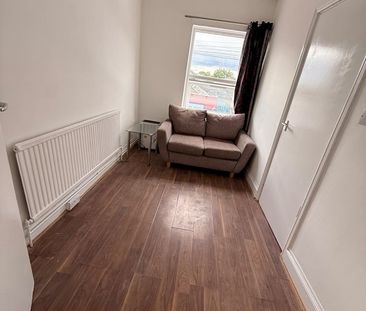 2 Bed Flat, Buckingham Road, E15 - Photo 2
