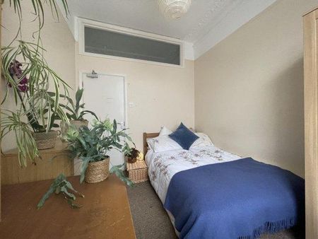 6 bedroom flat to rent - Photo 5