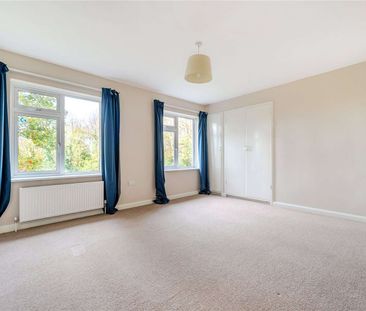 Five-bedroom family home in Netley Abbey. - Photo 6