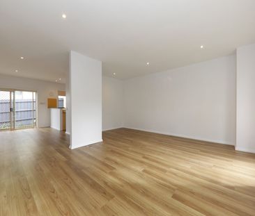 Spacious 3 Bedroom Family Townhouse, in Prime Location! - Photo 2