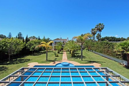 6 bedroom luxury Villa for rent in San Pedro de Alcántara, Spain - Photo 2