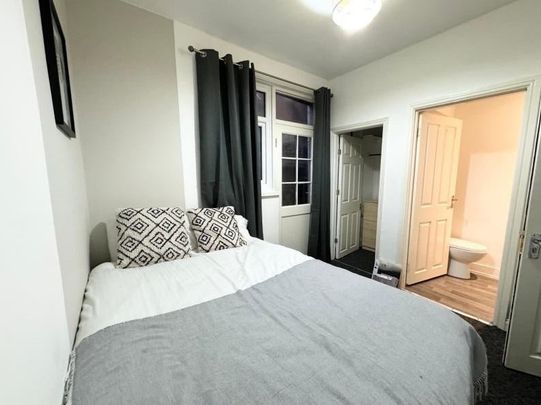 Room in a Shared House, Newcombe Road, SO15 - Photo 1