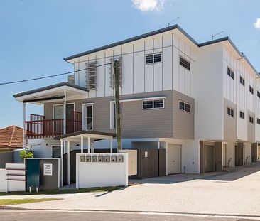 Three Bedroom Tri Level Townhome, Ideal Location and Ducted Air Con! - Photo 3