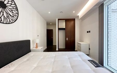 2 Bedroom 2 Bathroom Flat25 - Photo 2