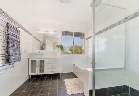 Spacious 5 Bedroom Family Home in Sought-After Robina Location - Photo 5