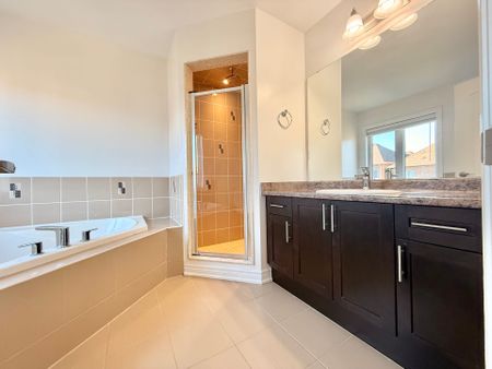 For Lease - 205 Laker Court, Newmarket, Ontario - Photo 4