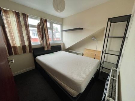 1 bedroom in a house share to rent - Photo 2