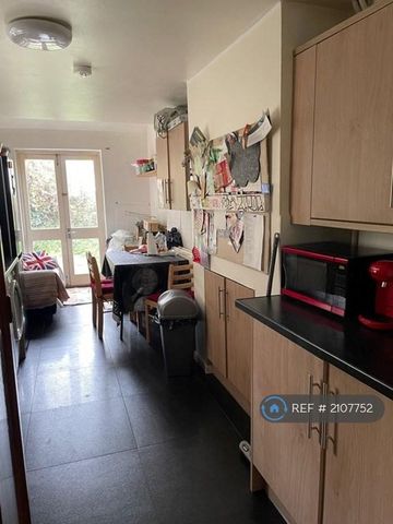 3 bedroom terraced house to rent - Photo 2