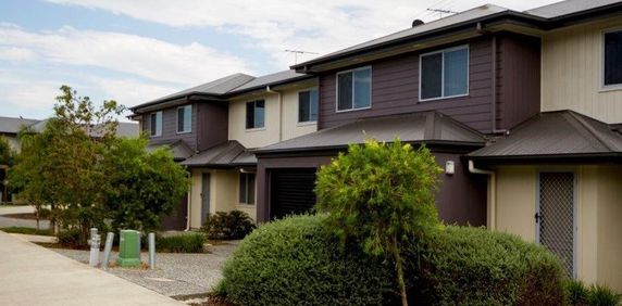 3 Bed Townhouse Great Location - Photo 2