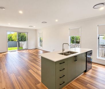 Brand New 5-Bedroom Family Home with Generous Backyard - Photo 5