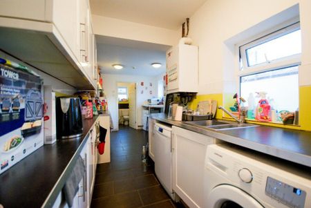 6 bedroom terraced house to rent - Photo 5
