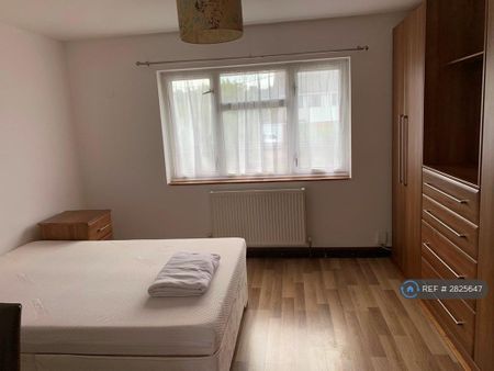 4 bedroom semi-detached house to rent - Photo 4