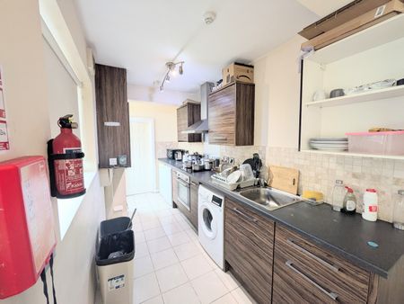 3 Bed End Terrace, Belton Street, NG7 - Photo 2