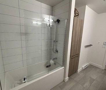 ✨ 3 ½ moderne, dernier étage, très lumineux – Wi-Fi & stationnement... - Photo 4