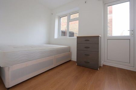 3 bedroom flat to rent - Photo 2