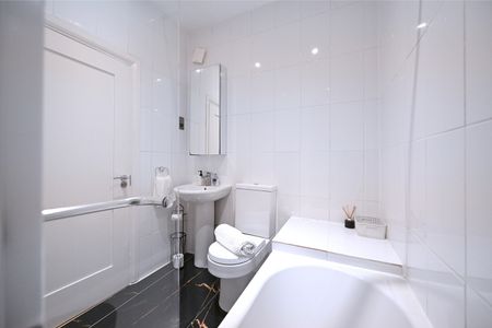 3 Bed Flat, Lewisham Way, SE14 - Photo 5