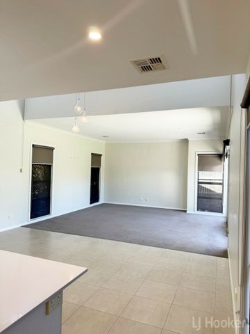 Impressive 4 bedroom home in Googong - Photo 2