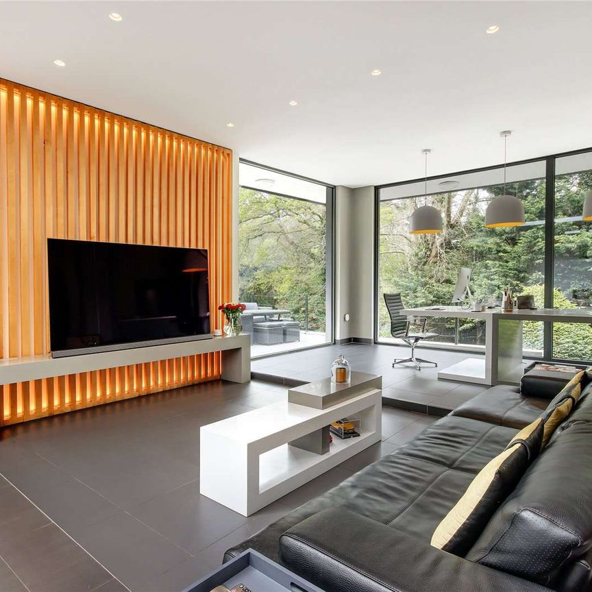 A substantial family home with versatile living set in attractive grounds. - Photo 1