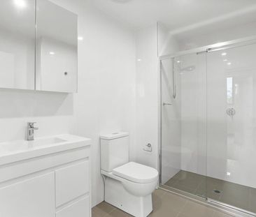 Modern & Low-Maintenance Living – Prime Liverpool Location - Photo 4