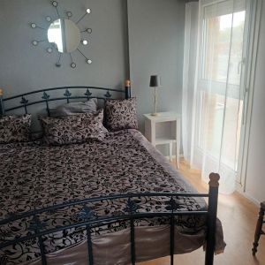 Jolie appartement meublé vue mer. Il se compose d'une pièce de vie avec cuisine aménagée, une ... - Photo 2