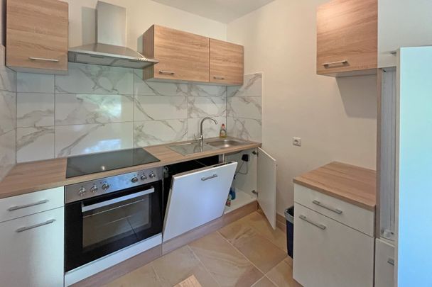 Erstbezug nach Komplettrenovierung! Garconniere mit Tiefgaragenplatz im Zentrum von Pressbaum - Foto 1
