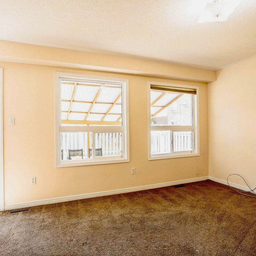 For Lease - 384 FLAGSTONE Way, Newmarket, Ontario - Photo 1