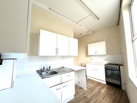 3 bedroom house to rent West Street, PO16 - Photo 5