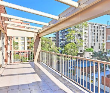 Bright & Breezy Two Bedroom Apartment - Photo 4