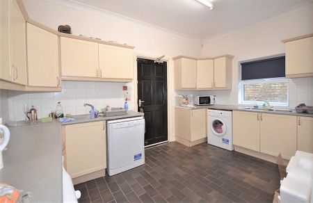 8 bedroom semi-detached house to rent - Photo 2