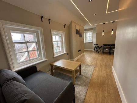 One-Bedroom Apartment - Photo 2