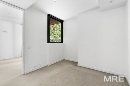 Stunning apartment in a highly sought after location - Photo 2